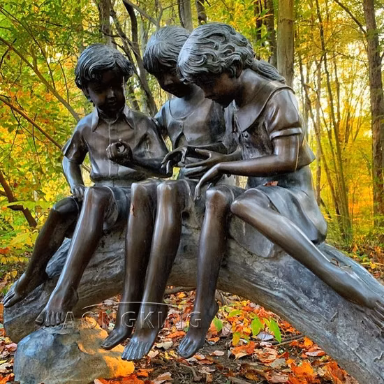 Kinder formen mit ihren Armen die Bronzestatue „Ymca“.