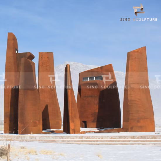 Skulptur aus verwittertem Cortenstahl mit natürlicher Rostoberflächenbehandlung